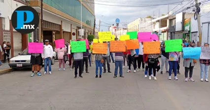“Lárgate del pueblo”: gritos contra el alcalde de Texmelucan en su primer informe