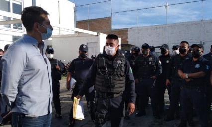 Polic&iacute;as municipales de Tehuac&aacute;n protestan y paran labores por falta de pago de prima vacacional