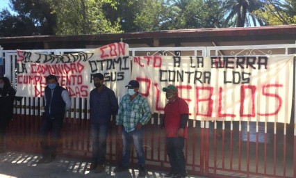 Integrantes de la organización MAIZ protestan en oficinas del INPI