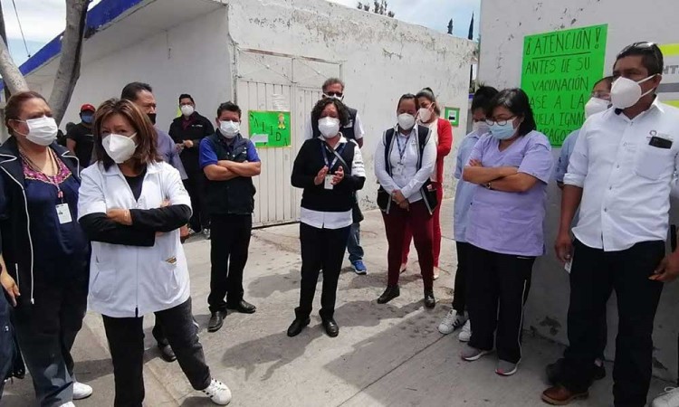 Protesta personal del Centro de Salud de Tehuacán para exigir vacuna contra covid-19 