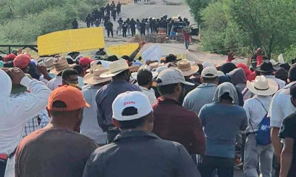 Bloquean carretera Tehuacán- Teotitlán por incumplimiento de obras públicas