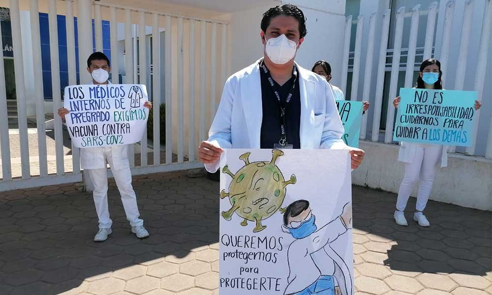 Realizan manifestación médicos de pregrado en el hospital general de Zacatlán para exigir la vacuna anticovid