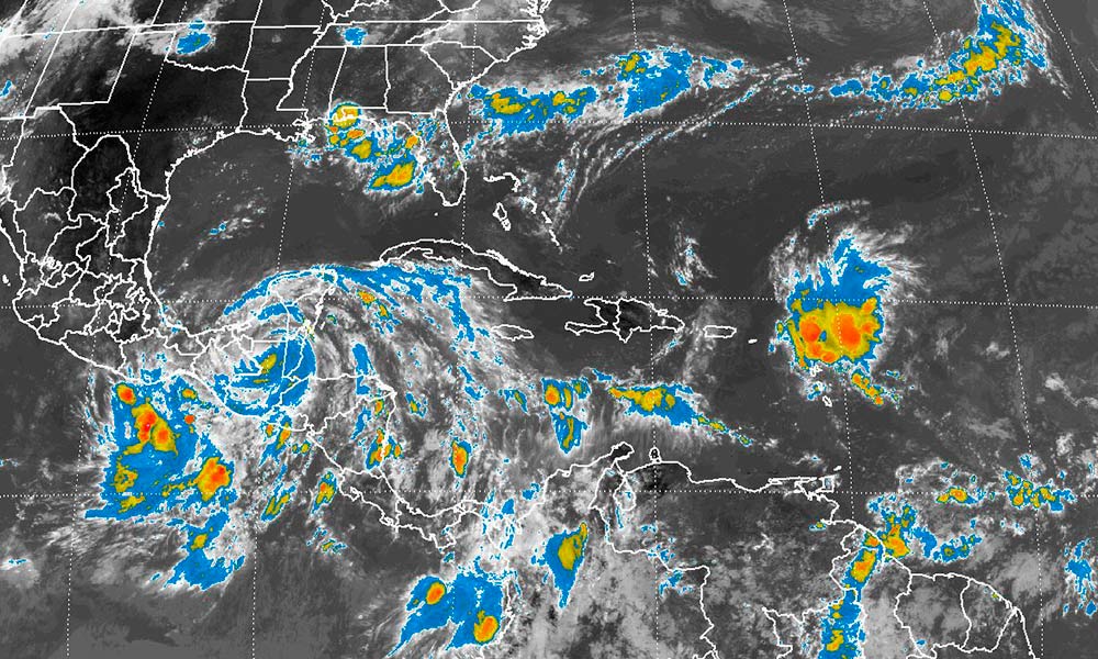 Earl se degrada a Tormenta Tropical al entrar a México