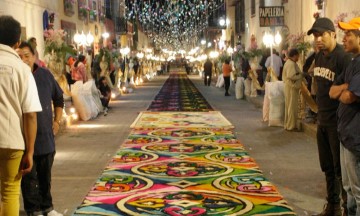 Alfombran procesión de la Virgen de la Asunción