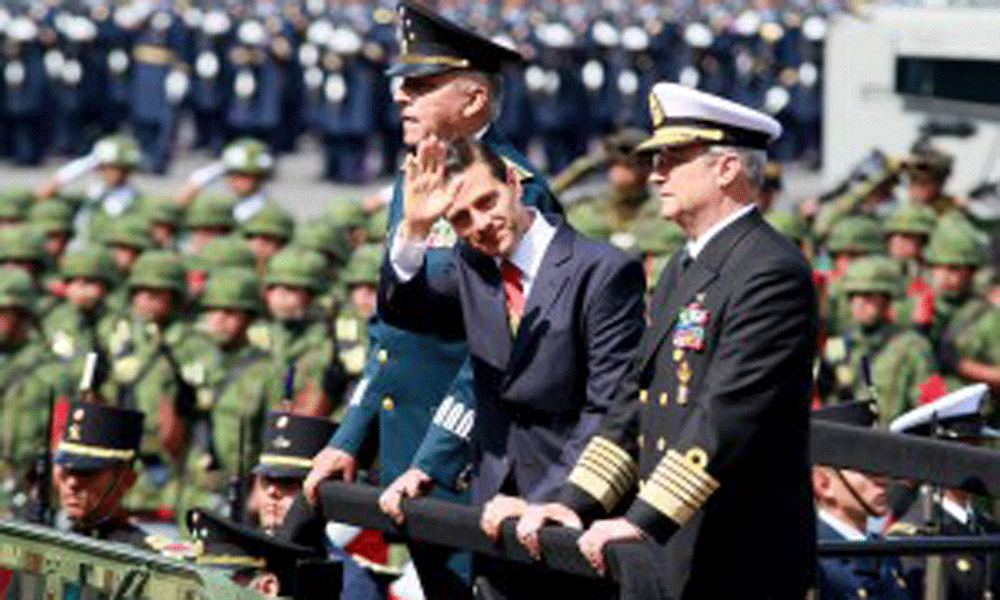 Peña Nieto encabeza desfile militar en el Zócalo capitalino