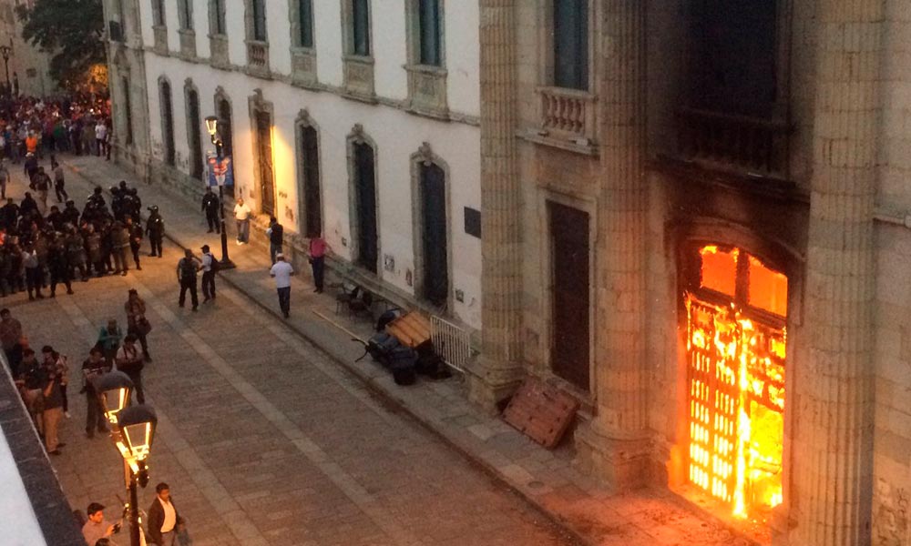 Incendian entrada de facultad de Derecho de la UABJO