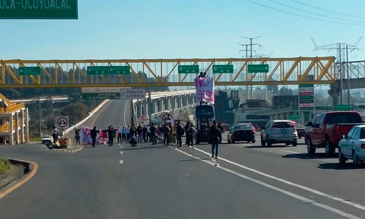 Bloquean carreteras por gasolinazo en Estado de México