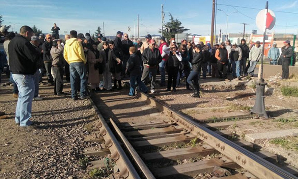 Bloquean vías de ferrocarril en protesta por el gasolinazo