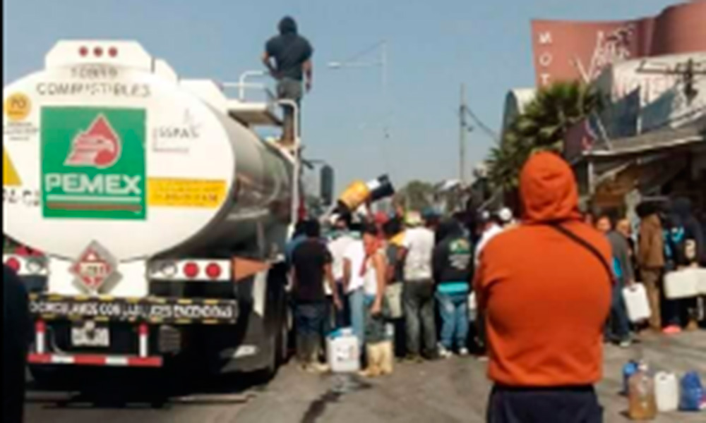 Saquean pipa de Pemex manifestantes en Ecatepec