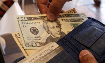 Empieza el dólar en 21.73 pesos este viernes