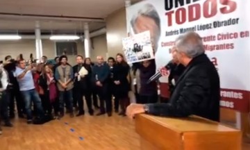 Reciben con protesta a López Obrador en NY