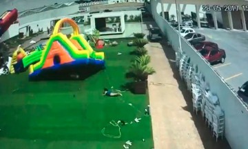 Juego inflable sale volando con todo y niños