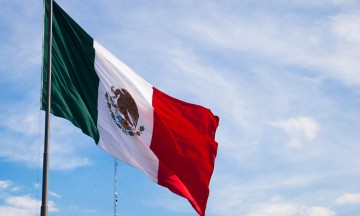 Cierra semana al alza el riesgo país de México