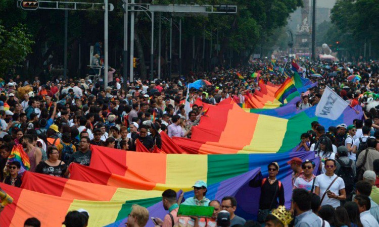 Marchan por el orgullo LGBTTTI en la Ciudad de México