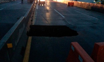Cae auto en socavón, en Paso Express de Cuernavaca