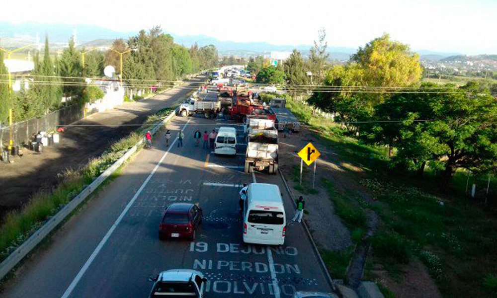 Integrantes de la CNTE bloquean vialidades de Oaxaca