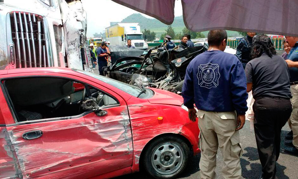 Tráiler embiste dos autos en la México-Puebla