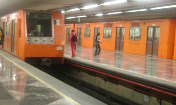 Sobrevive hombre tras caer a las vías del Metro