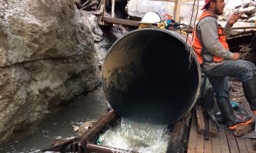 Destapan alcantarilla obstruida en el Paso Exprés