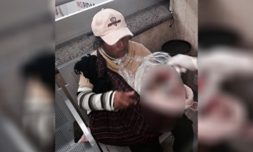 Cubre cadáver de su hijo con bolsas y cobijas en TAPO
