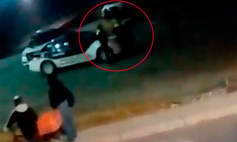 Video: Captan a policías en presunto robo a tienda Aurrerá
