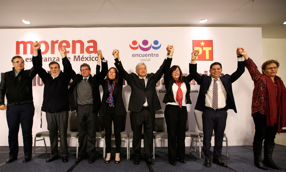 Presenta López Obrador su equipo de campaña