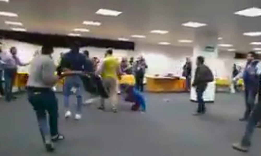 Video: Perredistas pelean con sillas por candidaturas