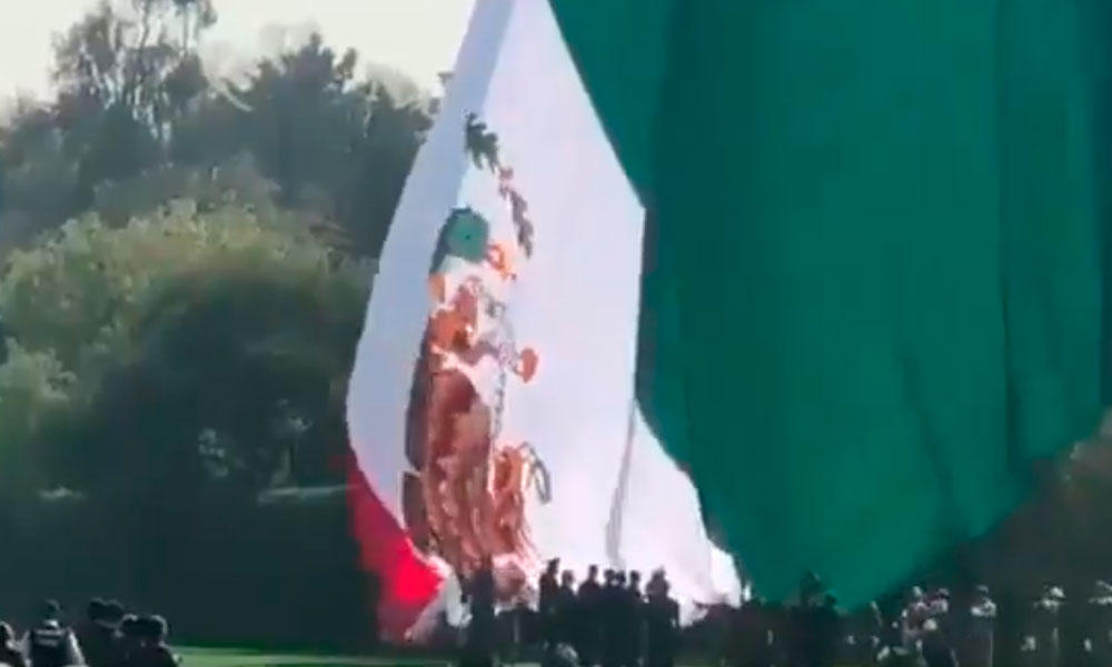 Video: En ceremonia, izan bandera de México al revés