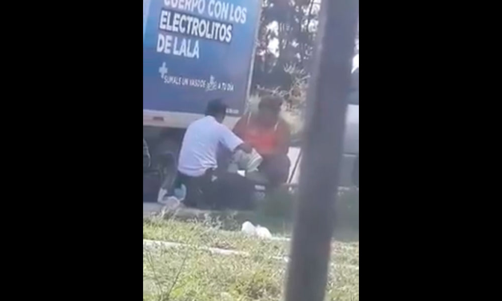 Video: exhiben a presunto repartidor de Lala rellenando envases de leche