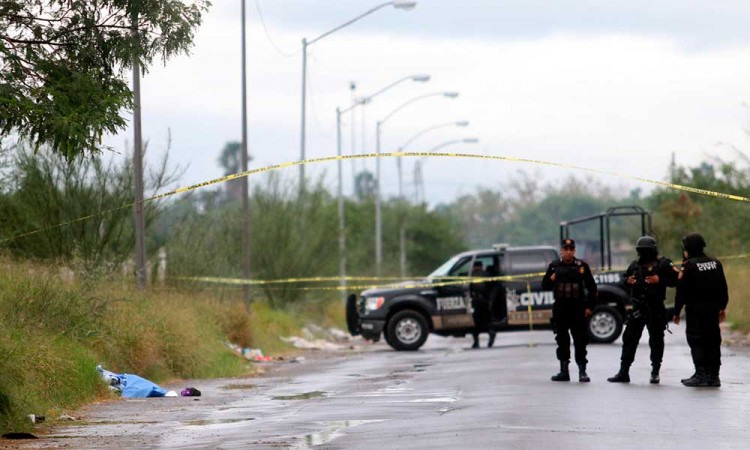 Hallan en baldío de Monterrey a mujer asesinada