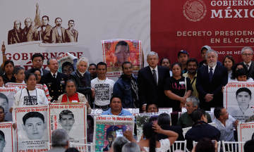 Firma AMLO decreto para indagar caso Ayotzinapa