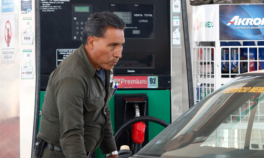 Escasez de gasolina en 9 estados; Pemex argumenta retraso 