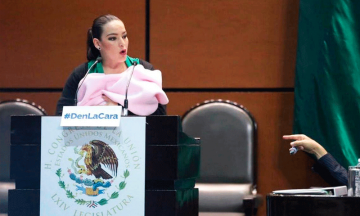 Senadora fue víctima de comentarios misóginos por subir a tribuna con bebé 