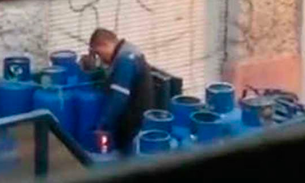 Vídeo: Trabajador sella tanques de gas con fuego