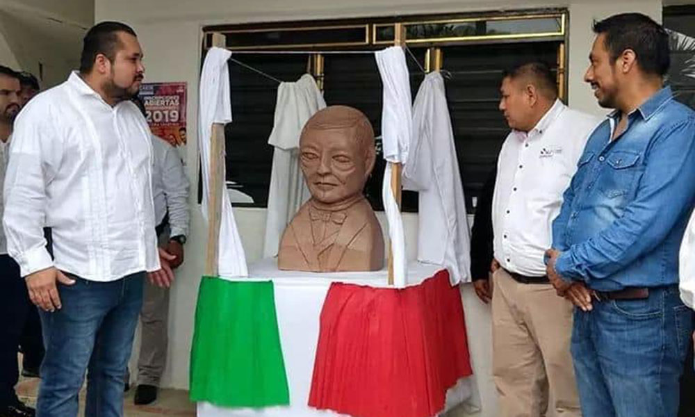 Develan rara estatua de Benito Juárez en San Luis Potosí