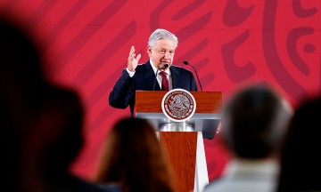 AMLO garantiza protecci&oacute;n a Fox y a Calder&oacute;n pese a recortes