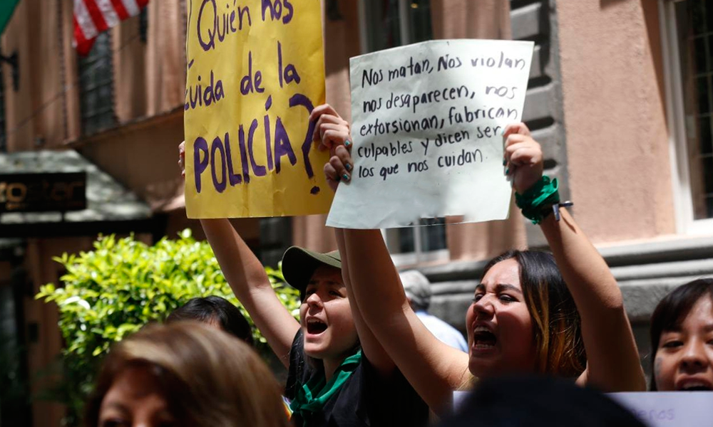 Mujeres se manifiestan por casos de policías violadores de la CDMX 