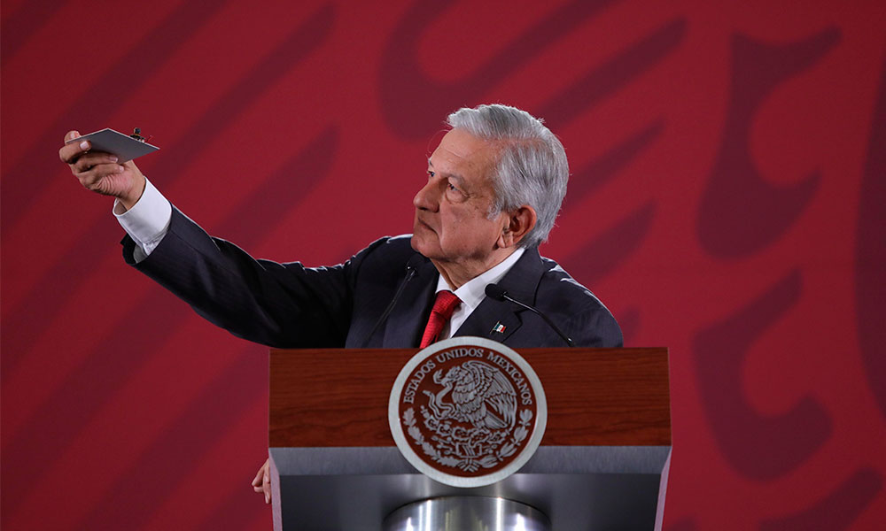 López Obrador muestra la cámara de espionaje encontrada en Palacio Nacional