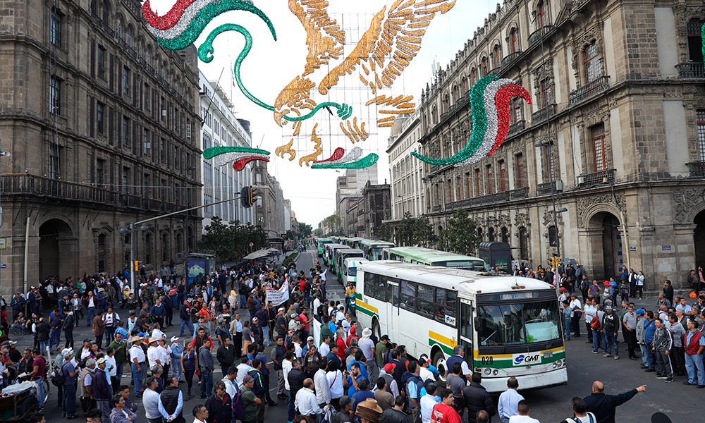 Transportistas exigen aumento de tarifa y provocan caos en Ciudad de México