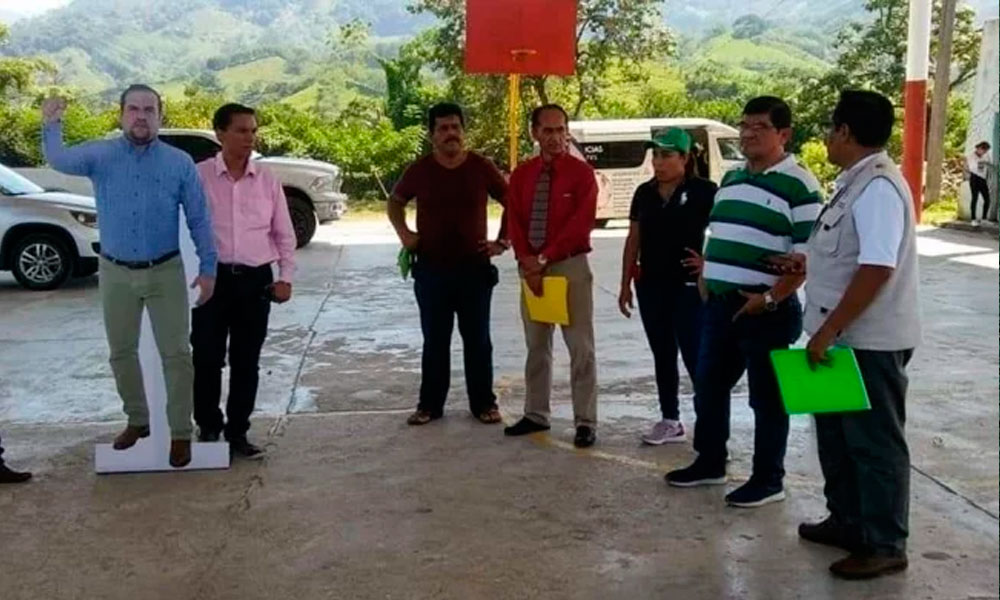 Alcalde de Chiapas usa foto en tamaño real para no asistir a eventos