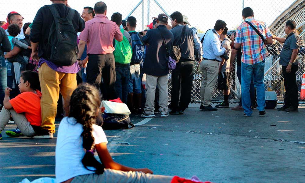 Migrantes bloquean puente entre Matamoros y Brownsville