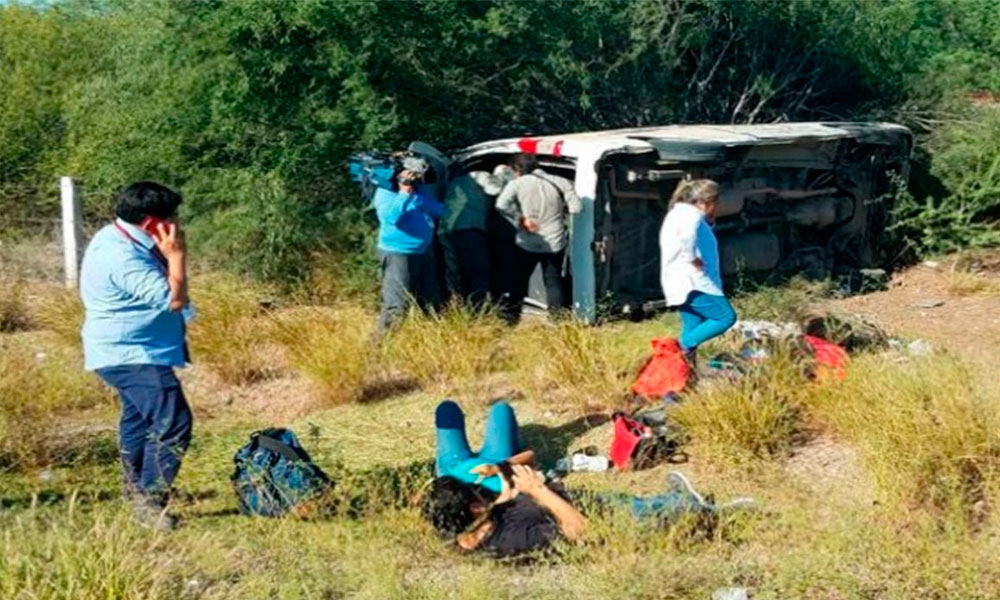Vuelca camioneta de reporteros en Sonora; cubrían gira de AMLO