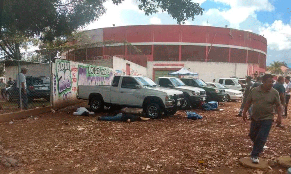 Acribillan a 5 hombres en tianguis de autos en Uruapan
