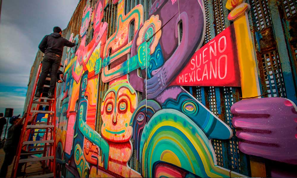 Una obra en el muro fronterizo representa el nuevo Sueño mexicano