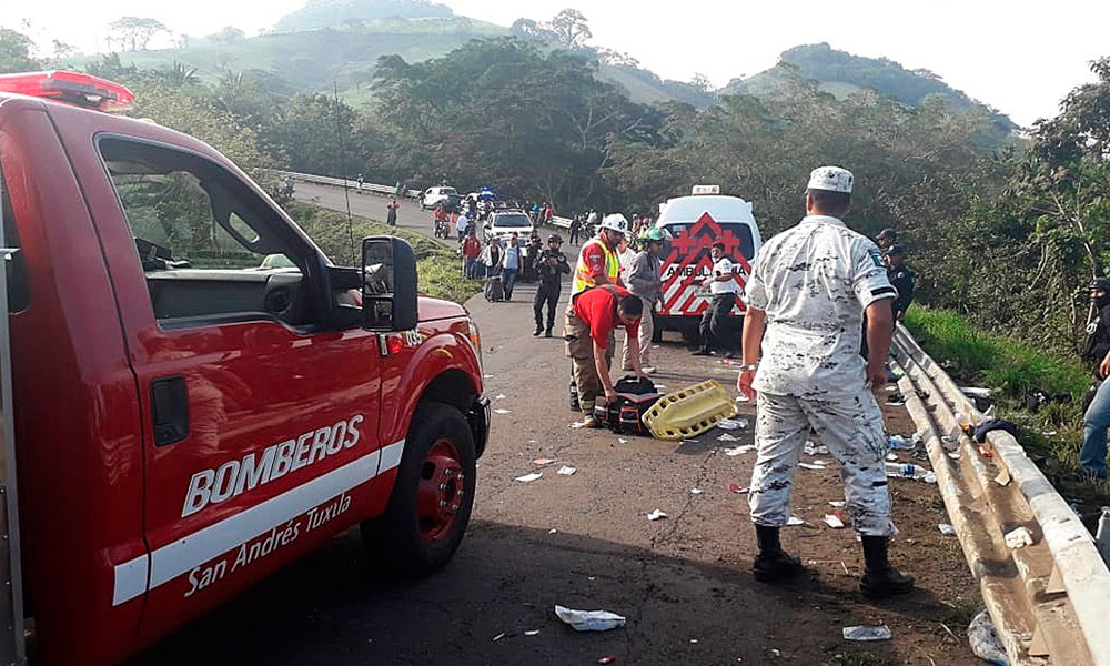 Un muerto y 81 heridos por volcadura en Veracruz