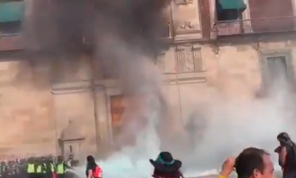 Lanzan bomba molotov en Palacio Nacional
