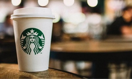 Starbucks anuncia que en EU y Canadá sí pagara sueldo por aislamiento pero en México no