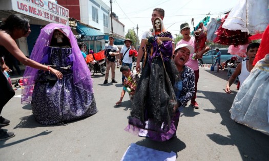 A pesar de la contingencia, fieles a la Santa Muerte asisten a su altar