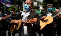 Mariachis animan a pacientes con COVID-19 en CDMX