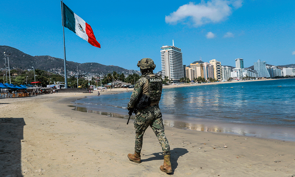 Marina desaloja a turistas en playas de Acapulco 